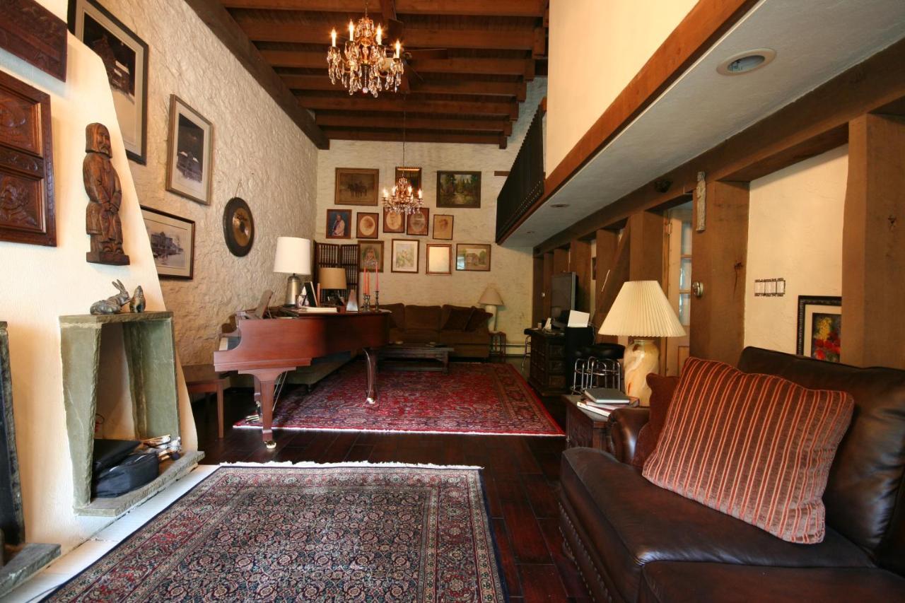 Alpenhof Bed & Breakfast Media Exterior photo
